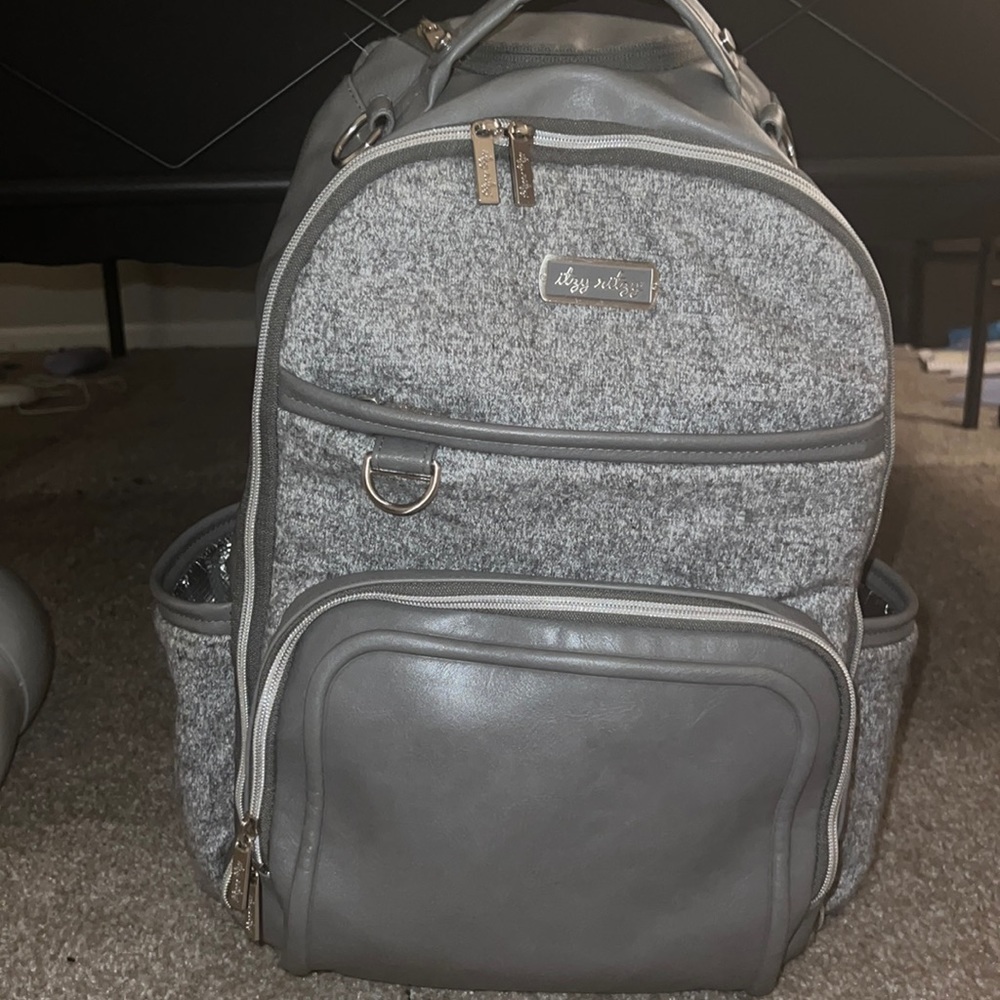 Itzy Ritzy Grayson Boss Plus EUC